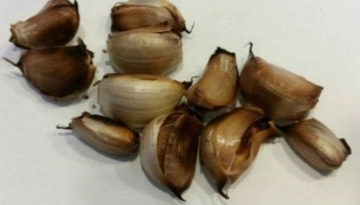 Θαυματουργό! Δείτε τι κάνουν 6 ψημένες σκελίδες σκόρδο στο σώμα μέσα σε 24 ώρες